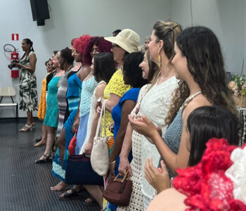 Desfile Arte e Crochê de Luxo movimenta Jornada da Pessoa Idosa na UEM