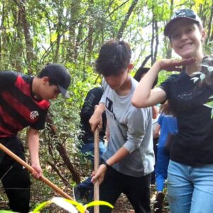 Estudantes de Guaraniaçu Criam Trilha Ecológica e Transformam Lixo em Arte