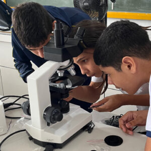Alunos do Colégio Estadual Gabriel de Lara aprendem a investigar com o microscópio (Foto/Arquivo Pessoal)