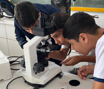 Alunos do Colégio Estadual Gabriel de Lara aprendem a investigar com o microscópio (Foto/Arquivo Pessoal)