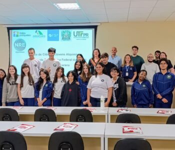 Clubistas do ‘Jovens Alquimistas’ em visita à UTFPR (Foto/Enio Stanzani)