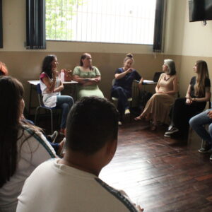 Clubistas do Colégio Estadual Antônio e Marcos Cavanis durante roda de conversa com a equipe da UEPG. (FOTO/ Talula Souza)