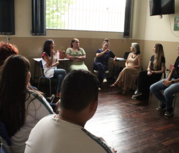 Clubistas do Colégio Estadual Antônio e Marcos Cavanis durante roda de conversa com a equipe da UEPG. (FOTO/ Talula Souza)