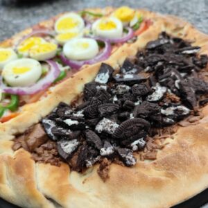 Pizza “meio a meio” preparada pelos alunos do Clube de Ciências "Discípulos de Pasteur", destacando o processo de fermentação na microbiologia dos alimentos. (Foto:Arquivo pessoal)