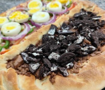 Pizza “meio a meio” preparada pelos alunos do Clube de Ciências "Discípulos de Pasteur", destacando o processo de fermentação na microbiologia dos alimentos. (Foto:Arquivo pessoal)