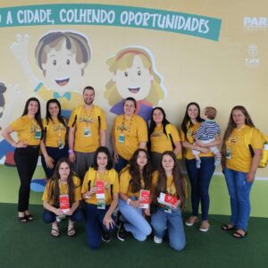 Equipe do núcleo Unicentro com o professor João Manuel de Lima, do Colégio Estadual Bento Munhoz da Rocha Neto, em Guarapuava, e - ajoelhadas- as quatro alunas premiadas na categoria Robótica, Ensino Fundamental II (Foto/ArquivoPessoal)