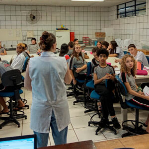 Alunos do Clube de Ciência no Colégio  Estadual Antônio Maximiliano Ceretta, de Ma. Cândido Rondon, no laboratório onde fazem as atividades do Clube 