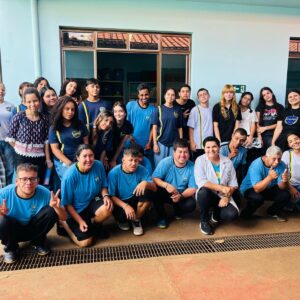 Alunos clubistas visitantes e os alunos da APAE Arapoti que trabalham com papel reciclado (Foto/JulianaCarvalho)