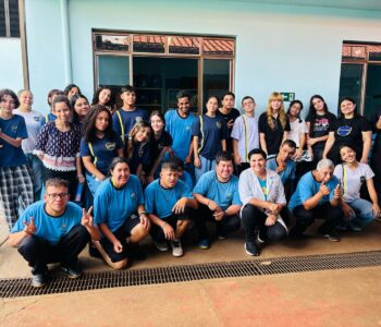 Alunos clubistas visitantes e os alunos da APAE Arapoti que trabalham com papel reciclado (Foto/JulianaCarvalho)