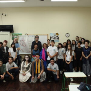 Clubistas do Cabeceira do Rio Iguaçu junto do Grupo de Teatro Científico da UEPG em foto pós espetáculos  (Foto/Arquivo pessoal)