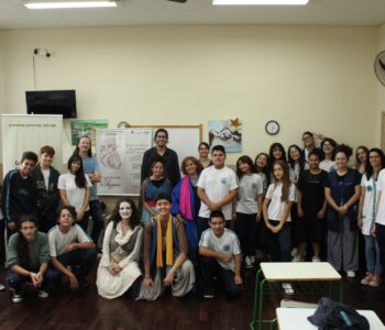 Clubistas do Cabeceira do Rio Iguaçu junto do Grupo de Teatro Científico da UEPG em foto pós espetáculos  (Foto/Arquivo pessoal)