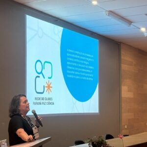 Ana Paula M. Velho apresenta os projetos de Divulgação Científica ligados ao Novo Arranjo de Pesquisa e Inovação (NAPI) Paraná Faz Ciência durante Congresso de Biologia da UEL (Foto/AnaFrings)