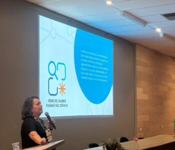 Ana Paula M. Velho apresenta os projetos de Divulgação Científica ligados ao Novo Arranjo de Pesquisa e Inovação (NAPI) Paraná Faz Ciência durante Congresso de Biologia da UEL (Foto/AnaFrings)