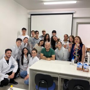 Clube de Ciência CAPCiência do Colégio de Aplicação Pedagógica (CAP), da Universidade Estadual de Maringá (UEM), na visita ao Laboratório de Imunogenética para uma atividade laboratorial de testagem de DNA (Arquivo pessoal)