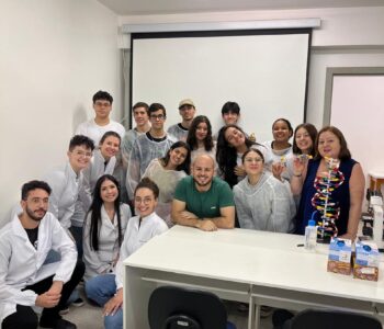 Clube de Ciência CAPCiência do Colégio de Aplicação Pedagógica (CAP), da Universidade Estadual de Maringá (UEM), na visita ao Laboratório de Imunogenética para uma atividade laboratorial de testagem de DNA (Arquivo pessoal)