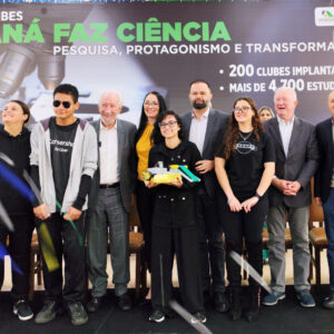 Alunos dos Clubes de Ciência e autoridades no dia do lançamento oficial do Programa Rede de Clubes Paraná Faz Ciência no Palácio Iguaçu, em Curitiba (Gabriel Rosa/Agência Estadual de Notícias)