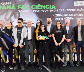 Alunos dos Clubes de Ciência e autoridades no dia do lançamento oficial do Programa Rede de Clubes Paraná Faz Ciência no Palácio Iguaçu, em Curitiba (Gabriel Rosa/Agência Estadual de Notícias)