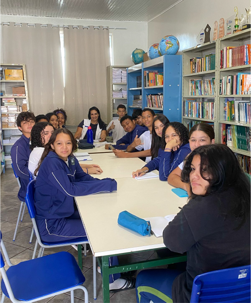 Reunião do Clube Ciências “Fazendo Ciência” no Colégio Estadual Padre José Canale, em Apucarana (Foto/Márcia Oliveira de Britto)