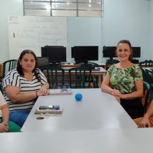 Reunião dos responsáveis pelo projeto do Clube no Colégio Estadual Paulo Freire e a representante da empresa de saneamento da cidade (Foto/Uiara M. Dill)