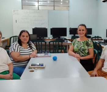 Reunião dos responsáveis pelo projeto do Clube no Colégio Estadual Paulo Freire e a representante da empresa de saneamento da cidade (Foto/Uiara M. Dill)