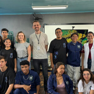 Professor Leandro Vicente Gonçalves coordenador do Clube Aventureiros do Conhecimento e alunos clubistas. (Foto/Leandro V. Gonçalves)