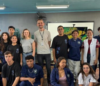 Professor Leandro Vicente Gonçalves coordenador do Clube Aventureiros do Conhecimento e alunos clubistas. (Foto/Leandro V. Gonçalves)