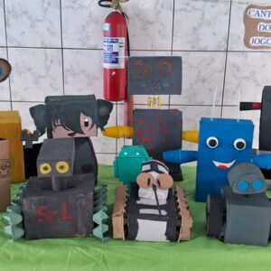 Os robôs coloridos feitos pelos alunos do clube no Colégio Bento Munhoz, em Paranaguá, com materiais recicláveis, como caixas de papelão, latas e rolos de papel  (Foto/Arquivo pessoal)
