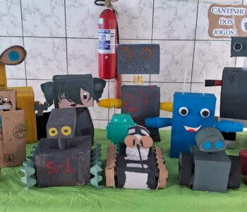 Os robôs coloridos feitos pelos alunos do clube no Colégio Bento Munhoz, em Paranaguá, com materiais recicláveis, como caixas de papelão, latas e rolos de papel  (Foto/Arquivo pessoal)
