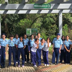 Grupo de estudantes do Colégio Estadual Heitor Rocha Kramer durante visita ao Museu de Ciências Naturais, em Guarapuava (Foto/Arquivo pessoal)