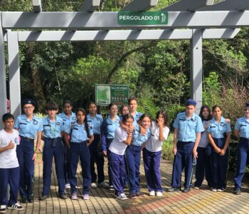 Grupo de estudantes do Colégio Estadual Heitor Rocha Kramer durante visita ao Museu de Ciências Naturais, em Guarapuava (Foto/Arquivo pessoal)