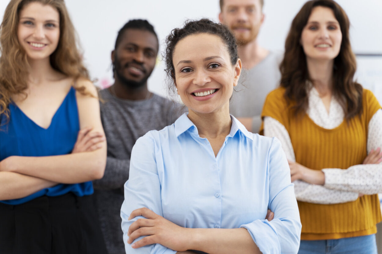Foto ilustrativa. Crédito da foto: Banco de imagens Freepik. Um grupo de pessoas está de braços cruzados, em pé e de frente para a câmara. Imagem pretende ilustrar grupo de professores, como os bolsistas pedagógicos retratados na matéria.