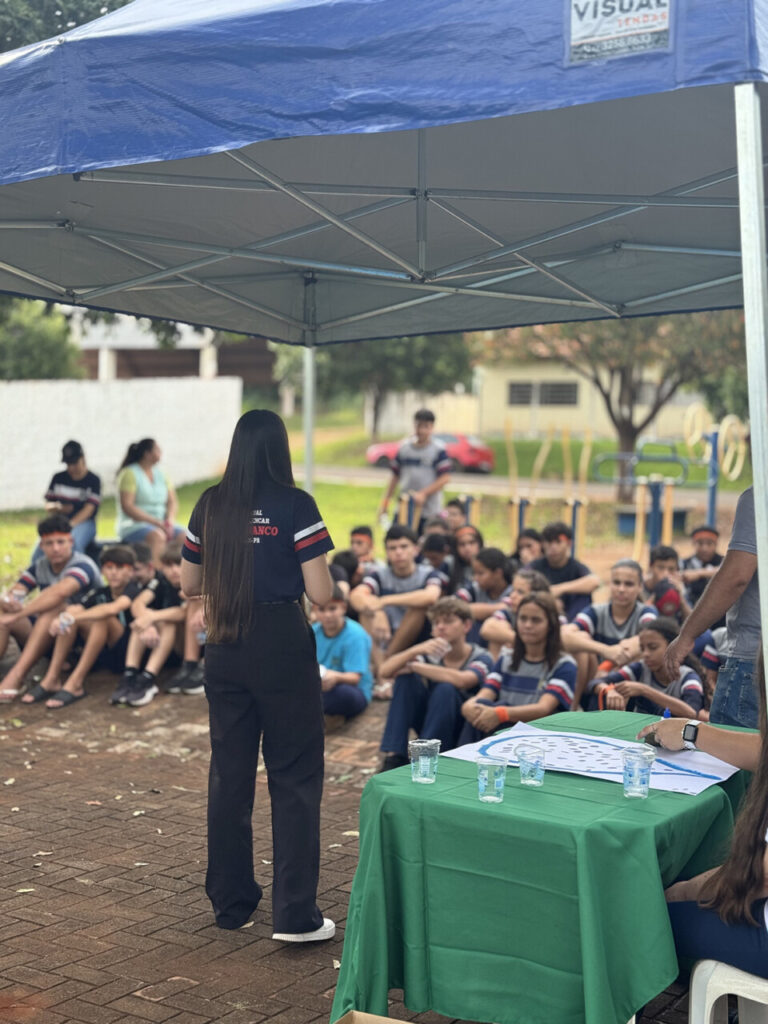 A galeria de fotos mostra momentos da conferência: a abertura na escola; uma pequena caminhada ao ar livre que os alunos fizeram em direção ao Lago Municipal de Borrazópolis; a palestra do estande Qualidade da Água, com a palestrante professora Juliana Furtado; a palestra no estande Coleta Seletiva e Reciclagem, com os representantes da ACAMARB (Associação dos Catadores de Materiais Recicláveis de Borrazópolis); uma foto com os alunos que participaram do estande Biodiversidade na frente do Lago Municipal, onde é possível ver ao fundo a escultura criada pelo artista Roverson Tales Turek, obra feita em cimento que homenageia Dona Bronislava, a antiga parteira do município; uma foto dos alunos que participaram do estande Recuperação de Nascentes.