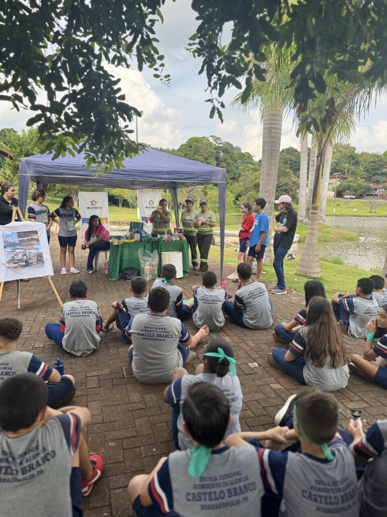 A galeria de fotos mostra momentos da conferência: a abertura na escola; uma pequena caminhada ao ar livre que os alunos fizeram em direção ao Lago Municipal de Borrazópolis; a palestra do estande Qualidade da Água, com a palestrante professora Juliana Furtado; a palestra no estande Coleta Seletiva e Reciclagem, com os representantes da ACAMARB (Associação dos Catadores de Materiais Recicláveis de Borrazópolis); uma foto com os alunos que participaram do estande Biodiversidade na frente do Lago Municipal, onde é possível ver ao fundo a escultura criada pelo artista Roverson Tales Turek, obra feita em cimento que homenageia Dona Bronislava, a antiga parteira do município; uma foto dos alunos que participaram do estande Recuperação de Nascentes.