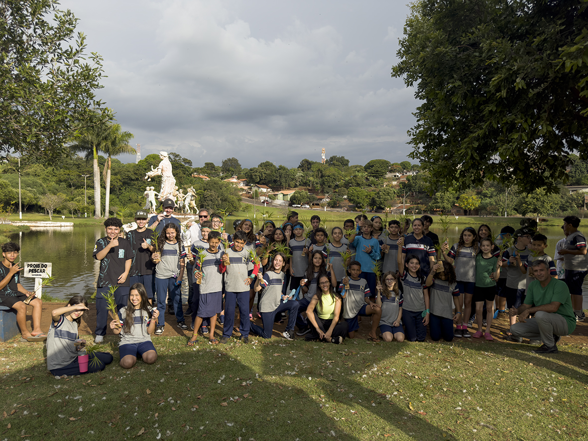 A galeria de fotos mostra momentos da conferência: a abertura na escola; uma pequena caminhada ao ar livre que os alunos fizeram em direção ao Lago Municipal de Borrazópolis; a palestra do estande Qualidade da Água, com a palestrante professora Juliana Furtado; a palestra no estande Coleta Seletiva e Reciclagem, com os representantes da ACAMARB (Associação dos Catadores de Materiais Recicláveis de Borrazópolis); uma foto com os alunos que participaram do estande Biodiversidade na frente do Lago Municipal, onde é possível ver ao fundo a escultura criada pelo artista Roverson Tales Turek, obra feita em cimento que homenageia Dona Bronislava, a antiga parteira do município; uma foto dos alunos que participaram do estande Recuperação de Nascentes.