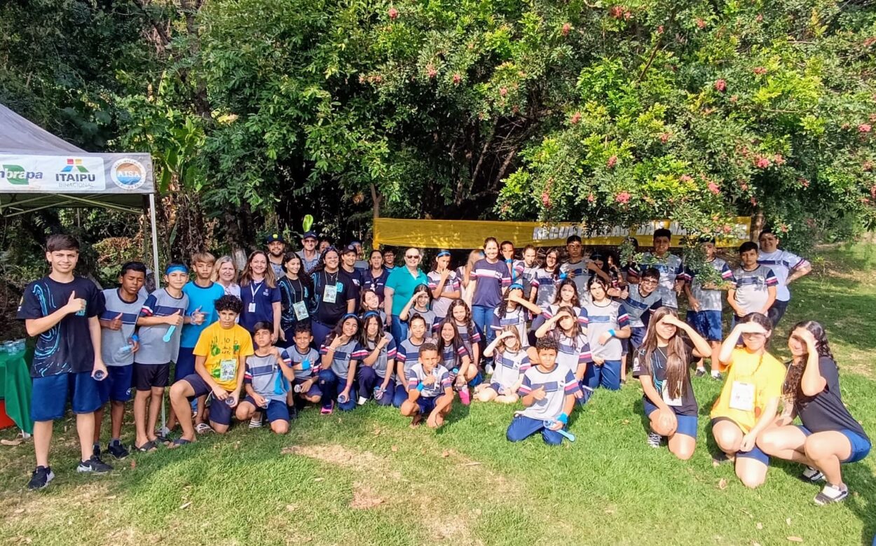 A galeria de fotos mostra momentos da conferência: a abertura na escola; uma pequena caminhada ao ar livre que os alunos fizeram em direção ao Lago Municipal de Borrazópolis; a palestra do estande Qualidade da Água, com a palestrante professora Juliana Furtado; a palestra no estande Coleta Seletiva e Reciclagem, com os representantes da ACAMARB (Associação dos Catadores de Materiais Recicláveis de Borrazópolis); uma foto com os alunos que participaram do estande Biodiversidade na frente do Lago Municipal, onde é possível ver ao fundo a escultura criada pelo artista Roverson Tales Turek, obra feita em cimento que homenageia Dona Bronislava, a antiga parteira do município; uma foto dos alunos que participaram do estande Recuperação de Nascentes.