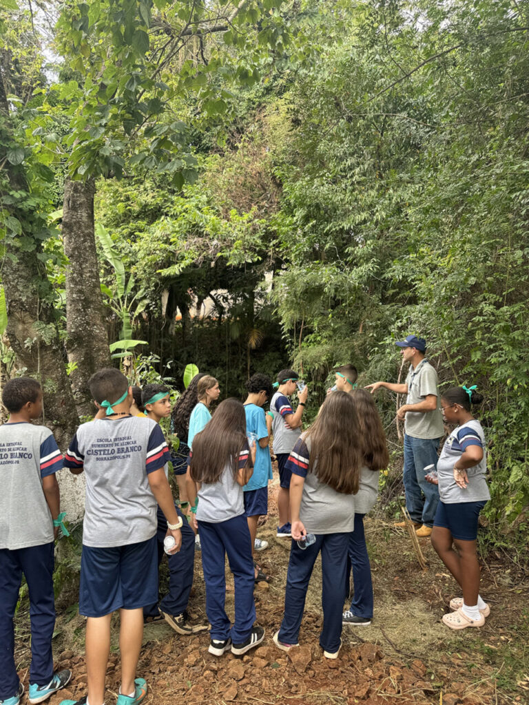 A galeria de fotos mostra momentos da conferência: a abertura na escola; uma pequena caminhada ao ar livre que os alunos fizeram em direção ao Lago Municipal de Borrazópolis; a palestra do estande Qualidade da Água, com a palestrante professora Juliana Furtado; a palestra no estande Coleta Seletiva e Reciclagem, com os representantes da ACAMARB (Associação dos Catadores de Materiais Recicláveis de Borrazópolis); uma foto com os alunos que participaram do estande Biodiversidade na frente do Lago Municipal, onde é possível ver ao fundo a escultura criada pelo artista Roverson Tales Turek, obra feita em cimento que homenageia Dona Bronislava, a antiga parteira do município; uma foto dos alunos que participaram do estande Recuperação de Nascentes.