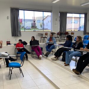 Professor Nécio Turra Neto durante roda de conversa com bolsistas dos projetos de extensão da Unicentro (Foto/Mathias Trindade)
