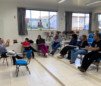 Professor Nécio Turra Neto durante roda de conversa com bolsistas dos projetos de extensão da Unicentro (Foto/Mathias Trindade)