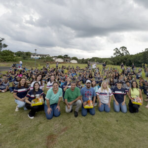 Alunos, professores e palestrantes reunidos para uma foto geral no gramado ao redor do Lago Municipal (Foto/Heloisa Coleta)