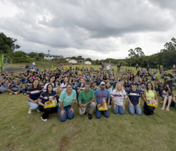 Alunos, professores e palestrantes reunidos para uma foto geral no gramado ao redor do Lago Municipal (Foto/Heloisa Coleta)