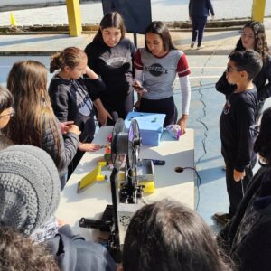 Estudantes se reúnem no pátio do Colégio Alfredo Parodi para conhecerem a impressora 3D (Foto/Valentina Kobus)