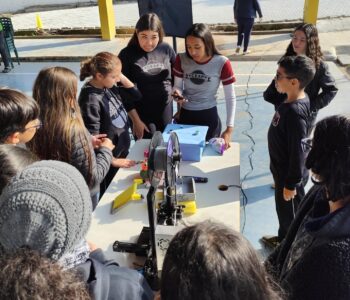 Estudantes se reúnem no pátio do Colégio Alfredo Parodi para conhecerem a impressora 3D (Foto/Valentina Kobus)