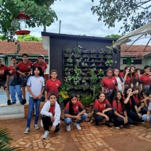 Foto dos alunos do Clube de Ciências em frente ao primeiro ambiente modificado por eles. (Arquivo pessoal)