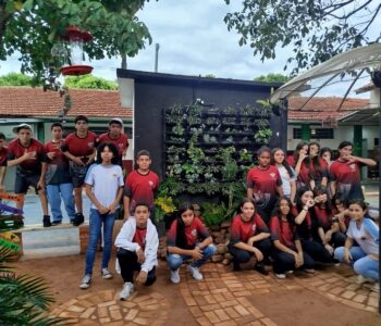 Foto dos alunos do Clube de Ciências em frente ao primeiro ambiente modificado por eles. (Arquivo pessoal)