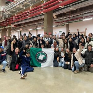 Grupo de alunos e professores de Maringá no prédio onde está o acelerador de partículas brasileiros, no CNPEM em Campinas (Foto/Yudi Godoy)