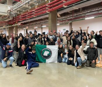 Grupo de alunos e professores de Maringá no prédio onde está o acelerador de partículas brasileiros, no CNPEM em Campinas (Foto/Yudi Godoy)