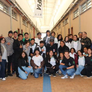 Alunos e professores reunidos em visita à UENP (Foto/Ana C. Amaral).
