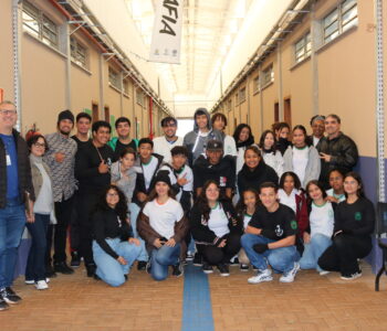 Alunos e professores reunidos em visita à UENP (Foto/Ana C. Amaral).