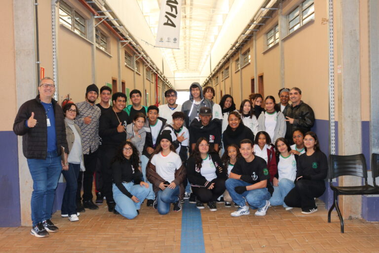 Alunos e professores reunidos em visita à UENP (Foto/Ana C. Amaral).