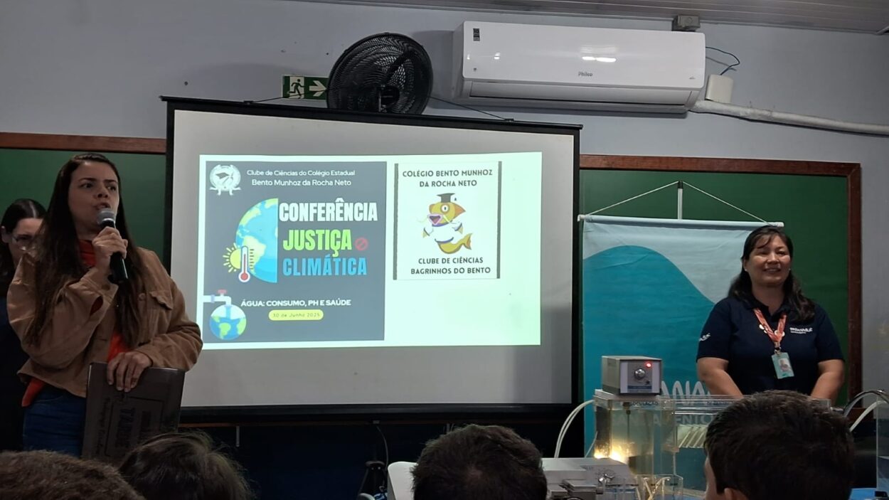 Professoras e palestrantes discutem com os alunos sobre a VI Conferência Nacional Infantojuvenil pelo Meio Ambiente